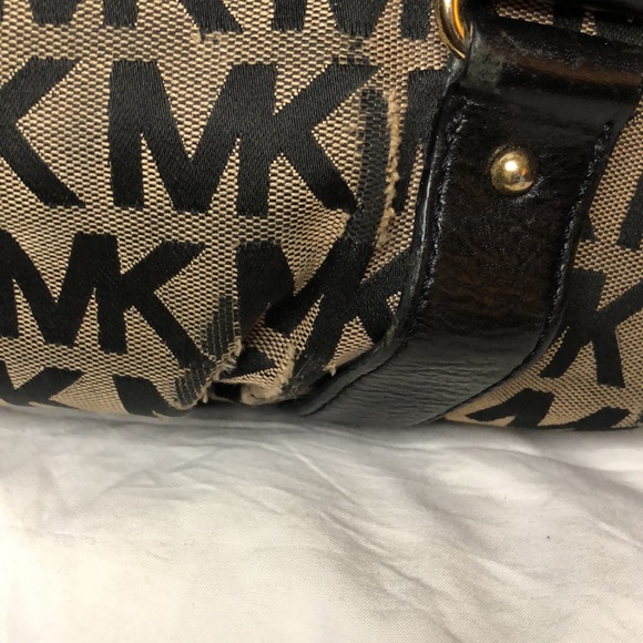 MICHAEL KORS tan and black signature satchel. Leather and canvas exterior. - Picture 3 of 16